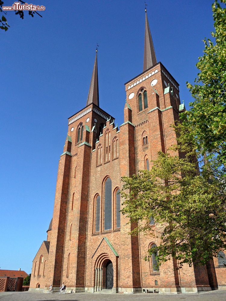 Immagine Il duomo gotico di Kyrka a Roskilde, Danimarca. A fare da cornice una soleggiata giornata estiva con il cielo blu.