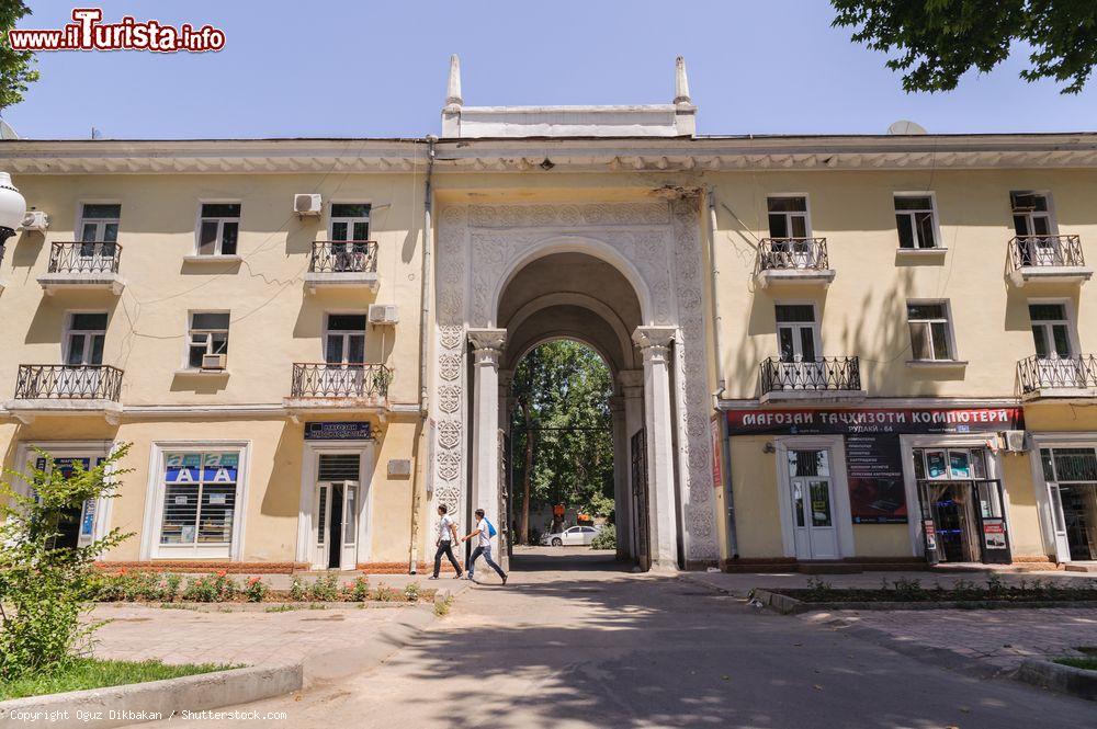 Immagine Dushanbe, capitale del Tigikistan: ingresso al Palazzo Presidenziale - © Oguz Dikbakan / Shutterstock.com