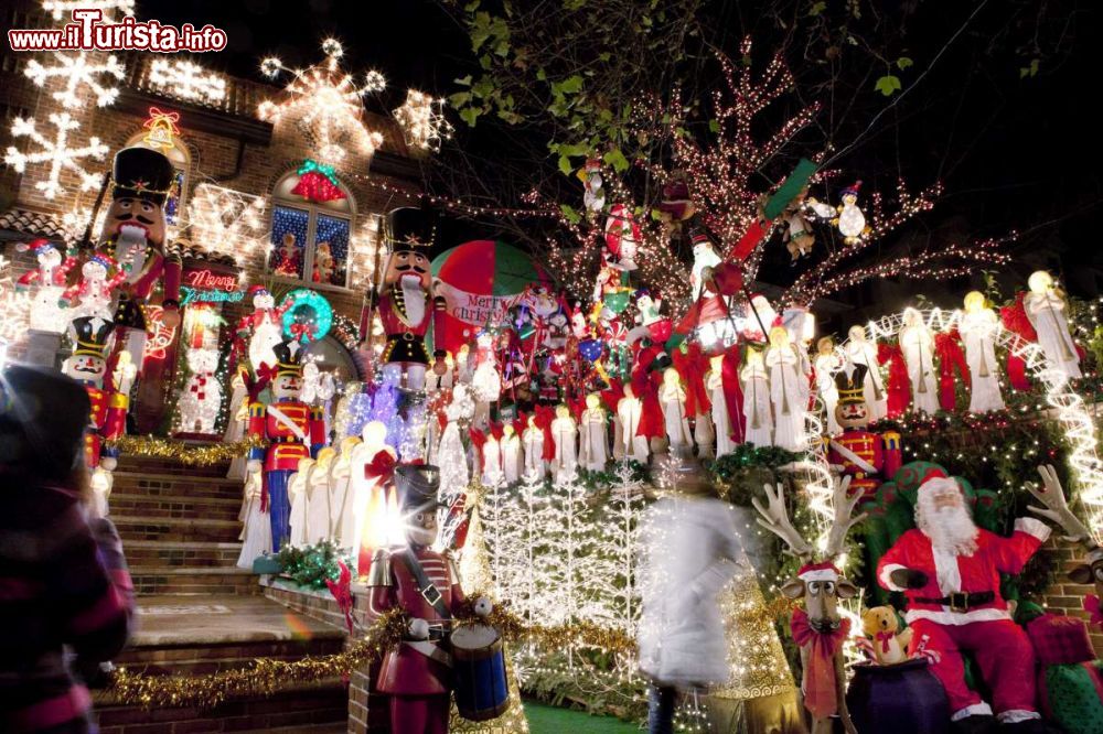 Immagine Addobbi natalizi nella zona di Dyker Heights, a New York City. Ogni anno le abitazioni private si danno battaglia a colpi di luminarie e decorazioni natalizie - foto © Marley White