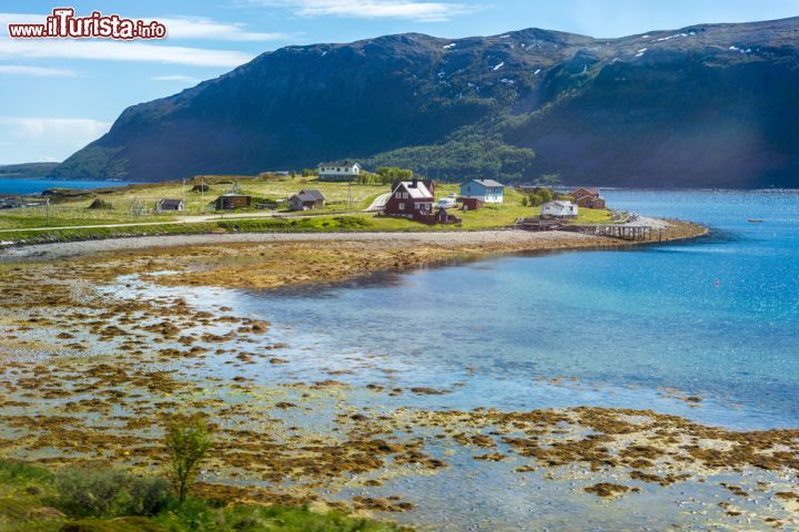 Immagine I suggestivi paesaggi che si incontrano percorrendo la E69 tra la città di Alta e Honningsvag, in Norvegia. Questa strada europea si snoda per circa 129 chilometri (di cui 15,5 di gallerie per un totale di 5 tunnel) unendo Olderfjord e Capo Nord e rappresenta il percorso più settentrionale al mondo ad essere interconnesso con i principali sistemi stradali. Fra il 1° novembre e il 30 aprile, il tratto più a nord della strada è chiuso ai veicoli privati - © Anibal Trejo / Shutterstock.com