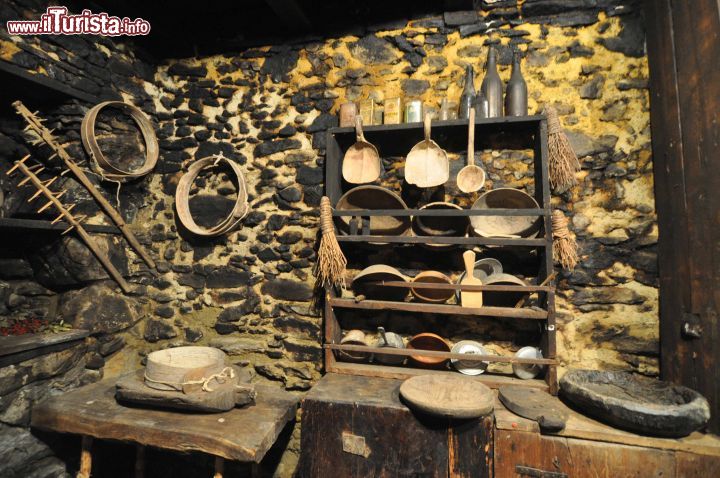Immagine Ecomuseo della Valgerola, Lombardia: una delle case storiche di Gerola Alta e gli attrezzi tipici della vita contadina d'un tempo
