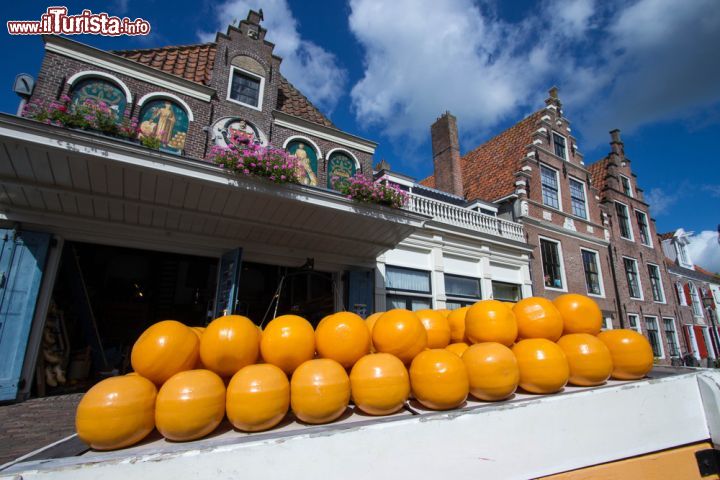 Immagine Edam e i formaggi tipici olandesi esposti in strada - © francesco de marco / shutterstock.com