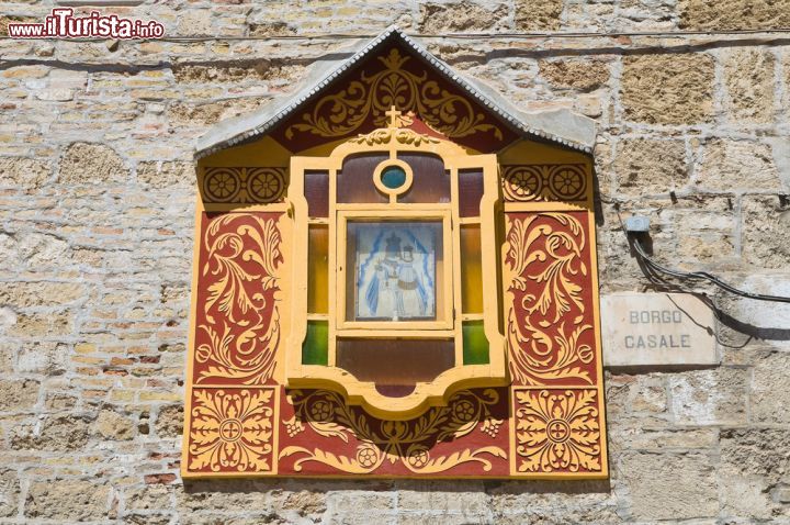 Immagine Edicola votiva della Madonna del Soccorso a San Severo, Puglia - l'immagine raffigura una bellissima edicola votiva dedicata alla Madonna del Soccorso e situata nel quartiere Borgo Casale di San Severo, splendida città in provincia di Foggia. L'edicola in questione è stata negli ultimi tempi oggetto di cronaca in quanto ha subito, nel 2014, un tentativo di furto, impedito dai vigli e dagli abitanti stessi del quartiere, profondamente legati all'icona religiosa. - © Mi.Ti. / Shutterstock.com