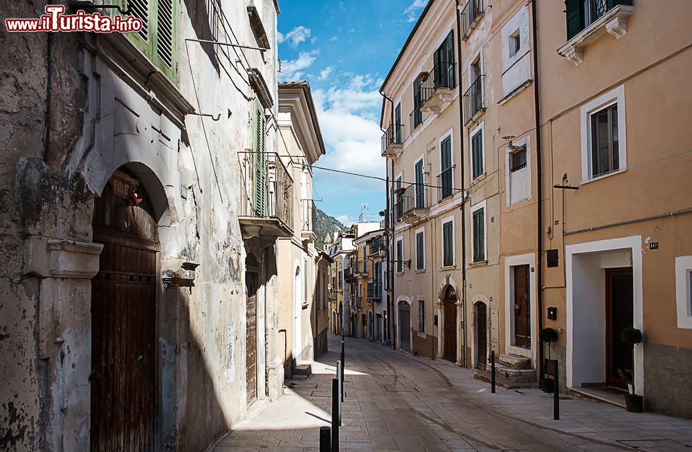 Immagine Edifici affacciati su una stradina del centro storico di Popoli, Abruzzo. Gli appassionati di arte, architettura e storia troveranno nel cuore di questo borgo splendide testimonianze urbanistiche.