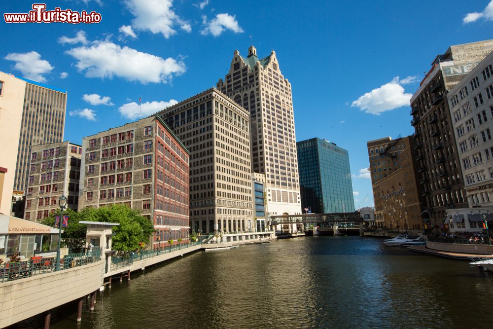 Immagine Edifici affacciati sul fiume Milwaukee nell'omonima città del Wisconsin (USA). Lungo 167 km, un tempo attraversava le zone industriali dello stato mentre ora prevalentemente quelle residenziali.