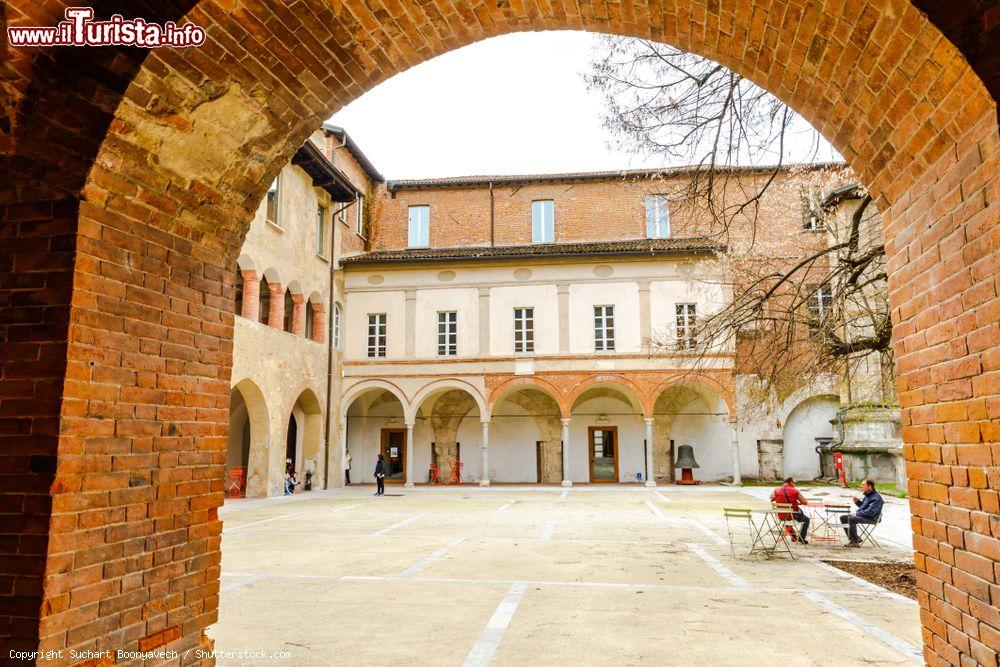 Immagine Edifici antichi nei pressi della cattedrale di Pavia, Lombardia. A circa 40 km da Milano, Pavia è rimasta una città a dimensione d'uomo. Sorge vicino al fiume Ticino e vanta origini molto antiche - © Suchart Boonyavech / Shutterstock.com