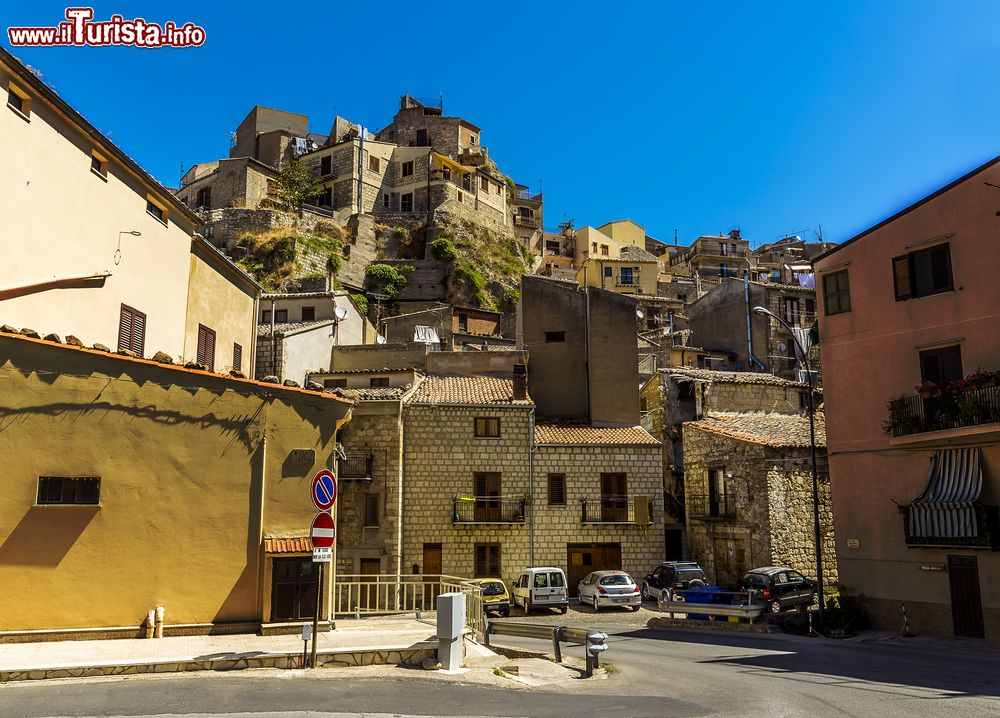 Immagine Edifici arroccati nel villaggio di Petralia Soprana, Sicilia, fotografati in estate.