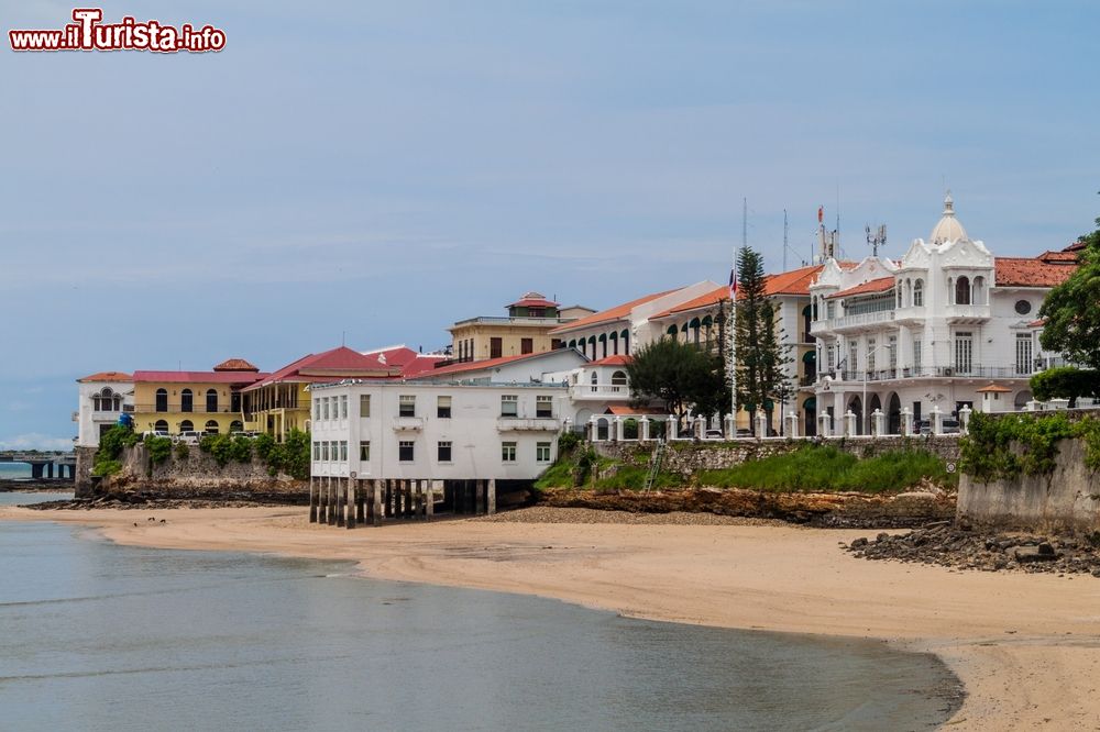 Immagine Edifici coloniali a Casco Viejo, la vecchia città di Panama City. Qui si possono scoprire le antiche radici di Panama proprio dove la città fu ricostruita in seguito alla distruzione portata dal pirata Morgan.