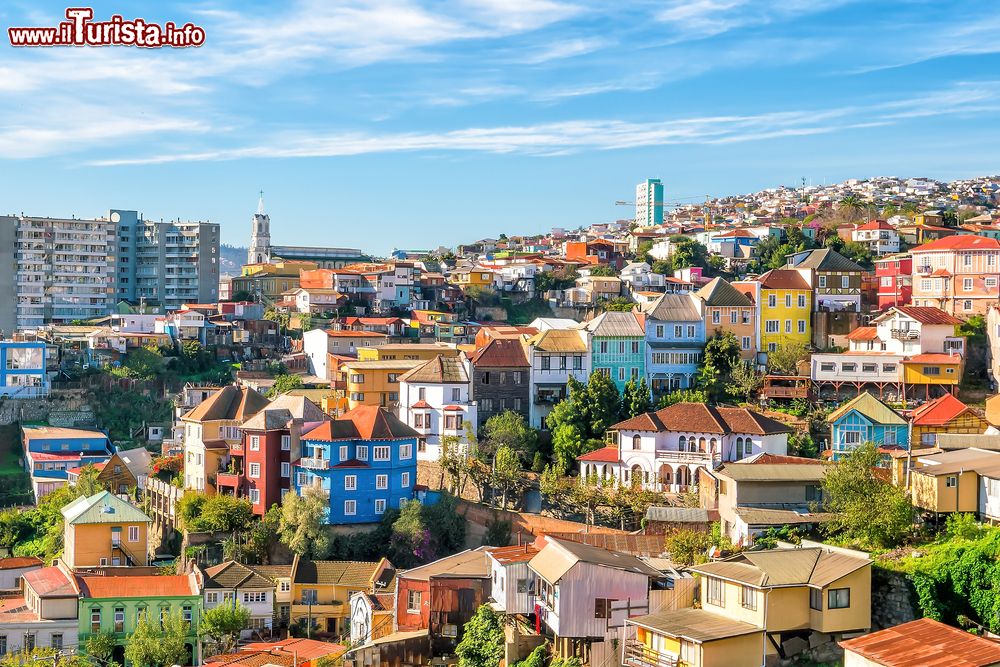 Immagine Panorama sugli edifici colorati nella città di Valparaíso, Cile, Patrimonio dell'Umanità dichiarato dall'UNESCO.