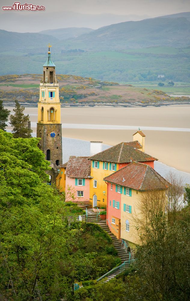 Immagine Edifici dalle facciate variopinte nel villaggio di Portmeirion, Galles, UK. Costruita fra il 1925 e il 1975, questa località gallese si ispira a villaggi del Mediterraneo.