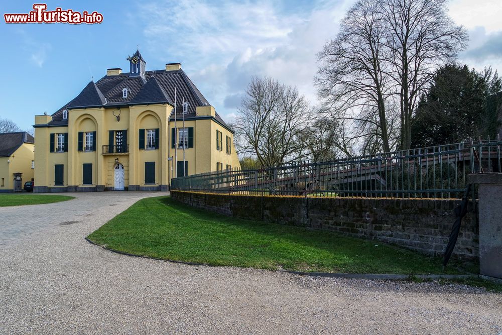 Immagine Edifici del castello di Linn, Krefeld, Germania. Acquisito nel 1926 dalla città di Krefeld, il castello è stato completamente rifatto e si presenta in tutto il suo splendore architettonico di stile gotico.