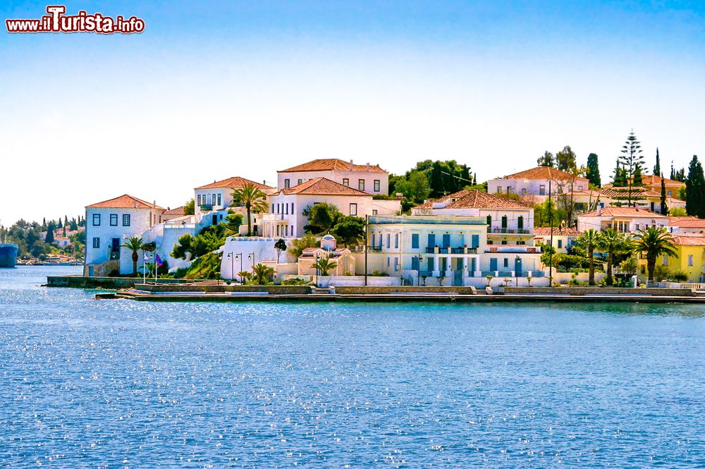 Immagine Edifici dell'isola di Spetses, Golfo Saronico, Grecia. Questa località è perfetta per chi cerca una meta vacanziera tranquilla.