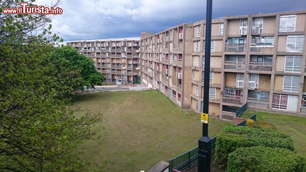 Immagine Edifici in Park Hill a Sheffield, Inghilterra. Questo complesso residenziale è stato costruito fra il 1957 e il 1961. Il nome si riferisce al parco dei cervi collegato allo Sheffield Manor, ora noto come Norfolk Park.