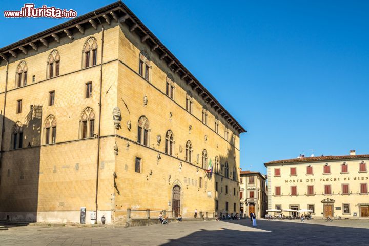 Immagine Edifici in Piazza Duomo a Pistoia, Toscana - Uno scorcio panoramico degli edifici che si innalzano nel centro artistico e storico di Pistoia: Piazza Duomo ospita palazzi di impronta medievale che contribuiscono a formare un suggestivo quadro architettonico © milosk50 / Shutterstock.com