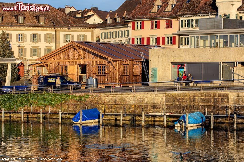 Immagine Edifici in piazza Fischmarktplatz al tramonto, Rapperswil-Jona (Svizzera) - © Denis Linine / Shutterstock.com