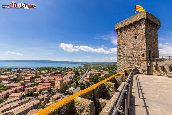 Immagine Edifici medievali a Bolsena, Italia. Posizionata sulla sponda settentrionale del lago, questa città della provincia di Viterbo ospita sul suo territorio costruzioni di epoca medievale, sia di architettura militare che religiosa  - © pavel068 / Shutterstock.com