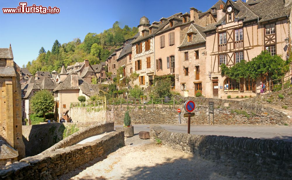 Immagine Edifici medievali vicino alla chiesa di Sainte-Foy a Conques, Francia.