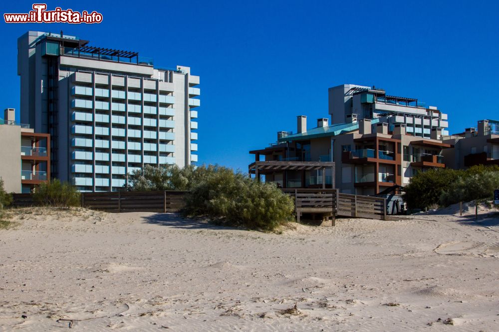 Immagine Edifici moderni a Troia, Portogallo. Per raggiungere Troia si prende da Setubal il traghetto che attraversa il fiume Sado: in un'ora di navigazione si arriva in questa località di villeggiatura ideale per tutta la famiglia.