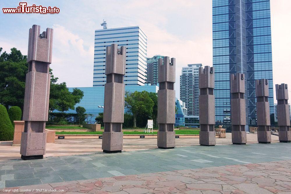 Immagine Edifici moderni nei pressi della torre di Fukuoka, Giappone - © icosha / Shutterstock.com