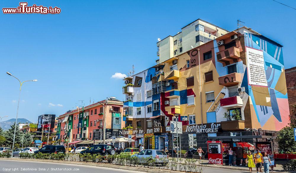 Immagine Edifici multi-color nella città di Tirana, capitale dell'Albania - © Zabotnova Inna / Shutterstock.com