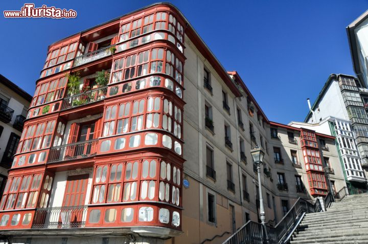 Immagine Edifici nel centro di Bilbao, città di 350.000 abitanti (oltre 900.000 nell'intero comune) dei Paesi Baschi, nel nord della Spagna - foto © Noradoa / Shutterstock