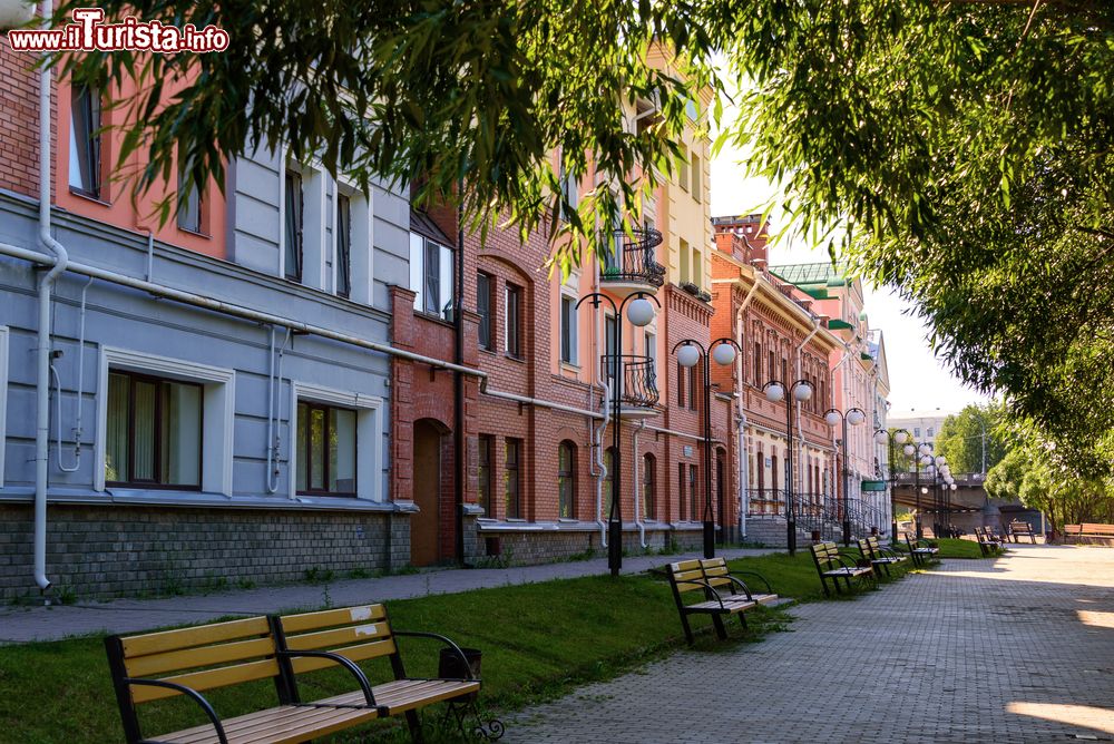 Immagine Edifici nel centro di Pskov, Russia. Il nome Pskov viene tradotto dall'antico slavo come "il paese dalle acque gorgoglianti". La prima volta in cui venne nominato risale al 903 quando fu registrato il matrimonio fra due nobili.