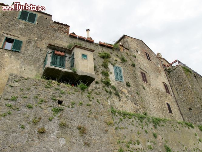 Immagine Edifici nel centro storico di Capalbio, Toscana, Italia - © cristalvi / Shutterstock.com