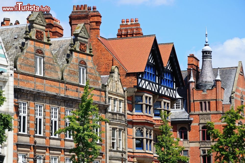 Immagine Edifici nella Piazza del Mercato Vecchio a Nottingham, Inghilterra.