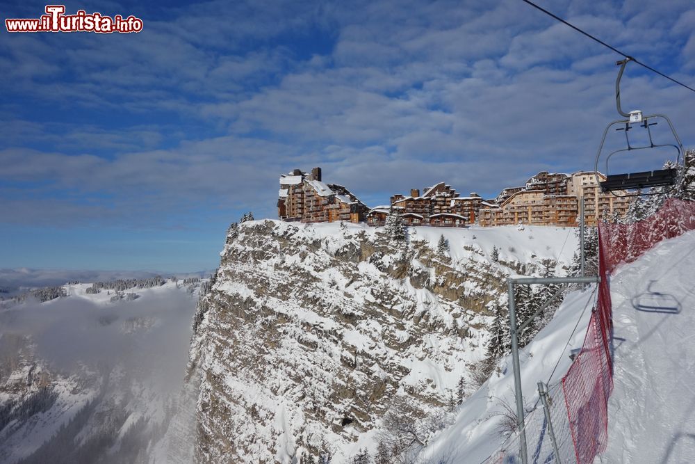 Immagine Edifici nello ski resort di Avoriaz (Francia) affacciati sulle scogliere sopra le piste da sci. Una bella veduta invernale.