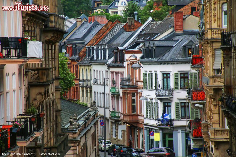 Immagine Edifici residenziali luno una strada di Wiesbaden, Germania. Nota anche come "La città del matrimonio", Wiesbaden ospita 26 sorgenti termali calde e una fredda - © Don Mammoser / Shutterstock.com