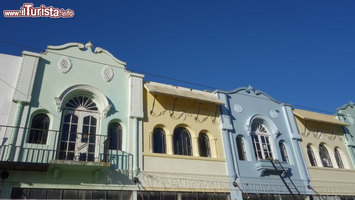 Immagine Edifici storici dalle facciate color pastello si affacciano sul centro di Christchurch nella provincia di Canterbury, Nuova Zelanda - © alarico / Shutterstock.com