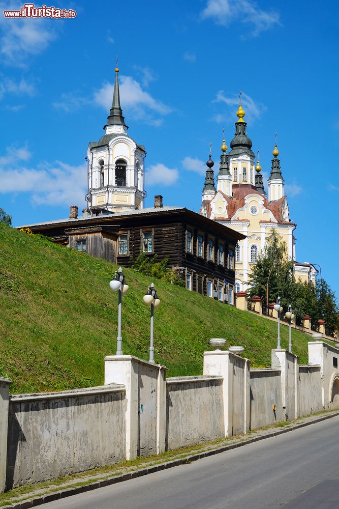 Immagine Edifici in Oktyabr'skiy vzvoz, strada nel distretto di Voskresenskaya a Tomsk (Siberia, Russia).