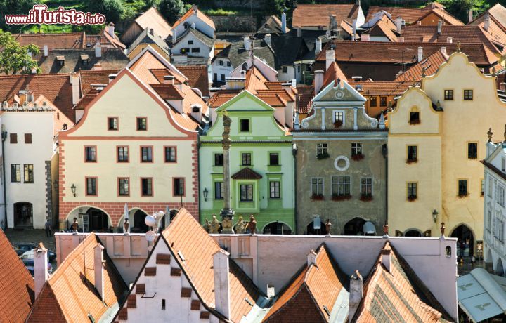 Immagine Visione dall'alto dei coloratissimi edifici storici di Cesky Krumlov, Repubblica Ceca - colori sgargianti e varietà nelle forme, sono gli elementi distintivi del centro storico di Cesky Krumlov, un centro storico medievale ma anche barocco che proprio per questa sua particolarità e per questo suo essere così meravigliosamente pittoresco, è stato insignito del prestigioso titolo di "patrimonio dell'umanità" dall'UNESCO. - © Ionia / Shutterstock.com