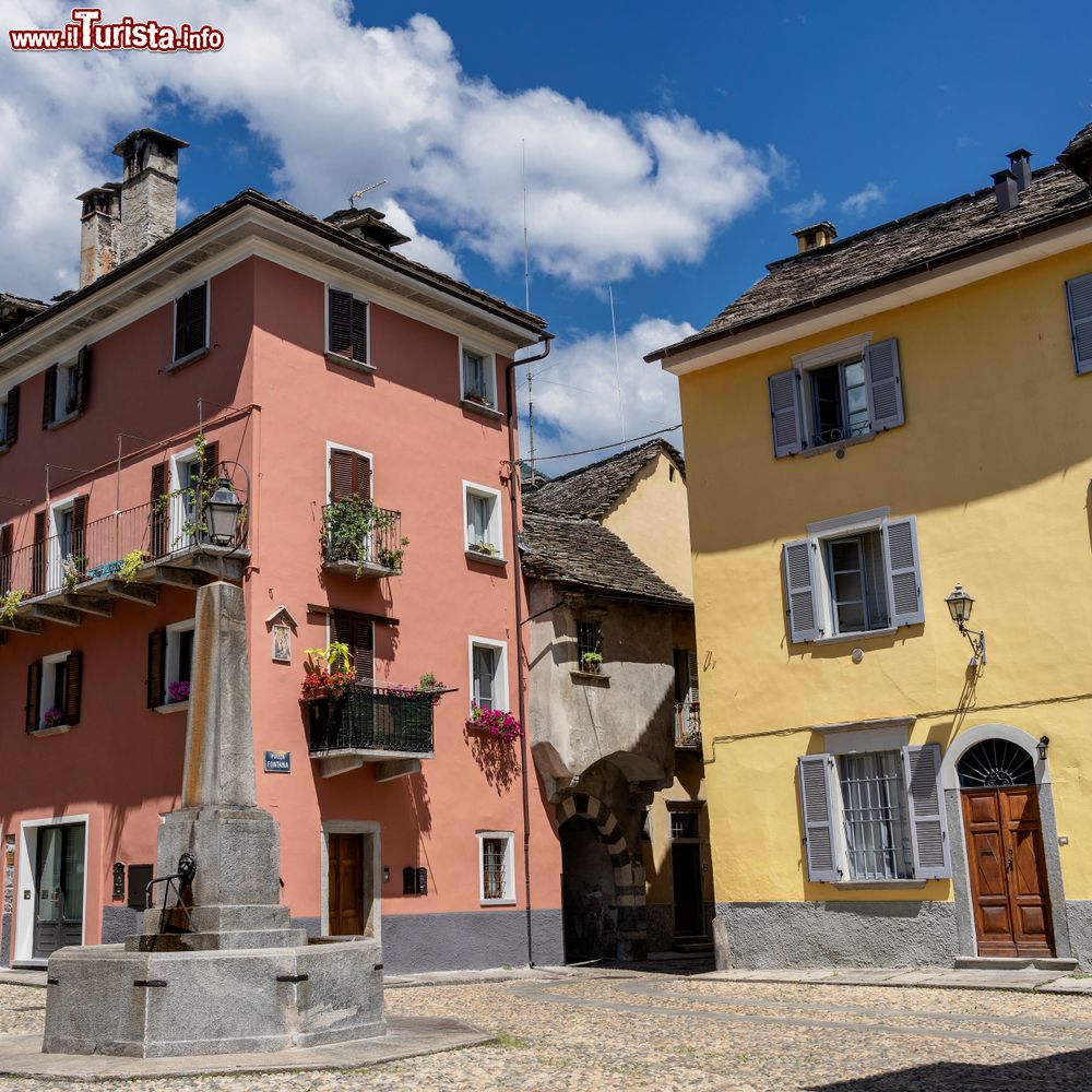 Immagine Edifici storici nel centro di Domodossola, Piemonte. Siamo in provincia del Verbano-Cusio-Ossola.