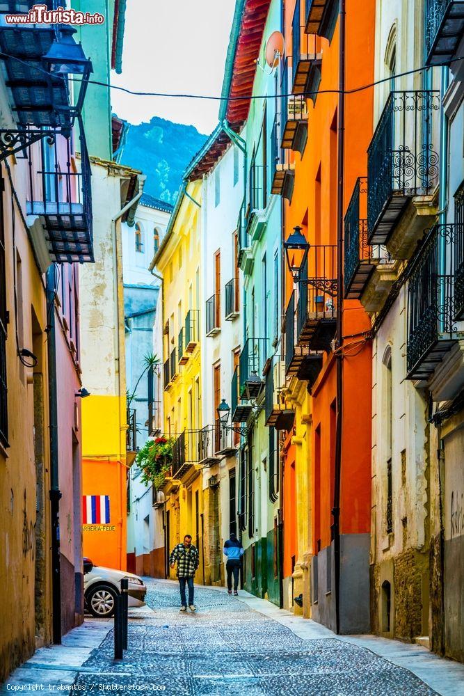 Immagine Edifici variopinti affacciati su una stretta viuzza della città di Xativa, Spagna - © trabantos / Shutterstock.com