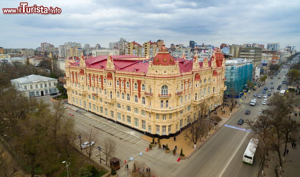 Immagine Edificio amministrativo a Rostov-on-Don, Russia. Cupole e tetto in smalto rosso contrastano la facciata gialladi questo palazzo storico.