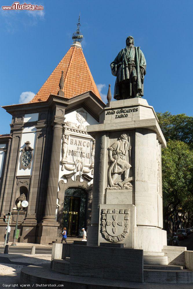 Immagine L'edificio del Banco de Portugal e la statua di Joao Gonçalves Zarco, tra i fondatori della città di Funchal, Madeira - foto© wjarek / Shutterstock.com