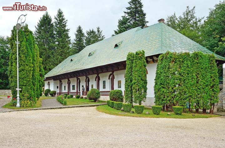 Immagine Edificio che fa parte del complesso del Monastero di Sinaia, Valle della Prahova (Romania) - © Tatiana Volgutova / Shutterstock.com