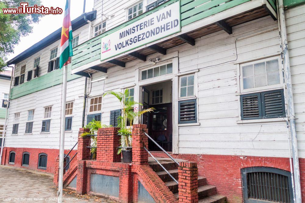 Immagine L'edificio del Ministero della Salute nella città di Paramaribo, Suriname - © Matyas Rehak / Shutterstock.com