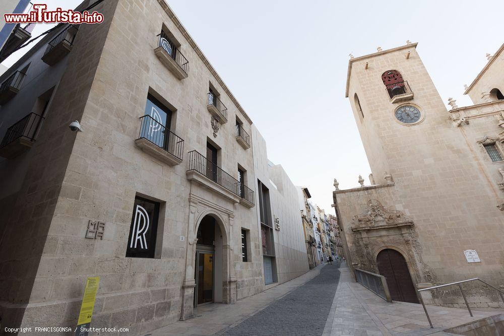 Immagine L'edificio del Museo di Arte Contemporanea di Alicante, Spagna: esempio di architettura moderna spagnola, questo palazzo è stato progettato da Sol Madridejos e Juan Carlos Sancho - © FRANCISGONSA / Shutterstock.com