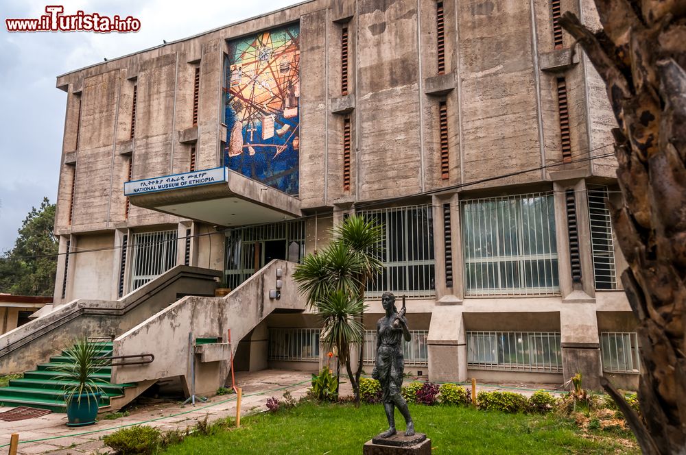 Immagine L'edificio del Museo Nazionale di Addis Abeba, Etiopia. Inaugurato nel 1958, accoglie 4 sezioni con oggetti di archeologia, antropologia, gioielli, abiti e molto altro.