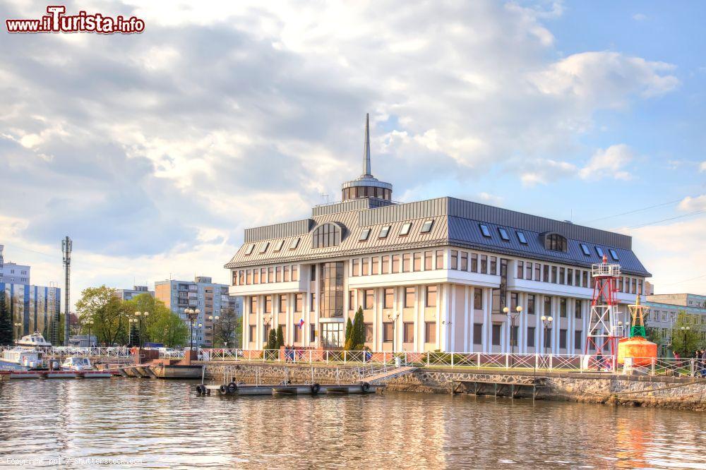 Immagine L'edificio dell'Amministrazione Portuale di Kaliningrad, Russia. Sorge nell'area territoriale del Museo del Mondo Acquatico - © ppl / Shutterstock.com