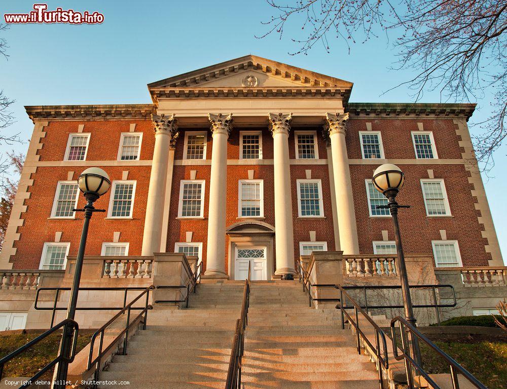 Immagine L'edificio dell'università di Syracuse, New York, USA. Fondata ufficialmente nel 1870 (l'inizio delle attività risale però al 1832), questa università privata americana ha sede in un campus caratterizzato dalla notevole varietà di stili architettonici dei suoi edifici, dal neolcassico sino a quelli più moderni - © debra millet / Shutterstock.com