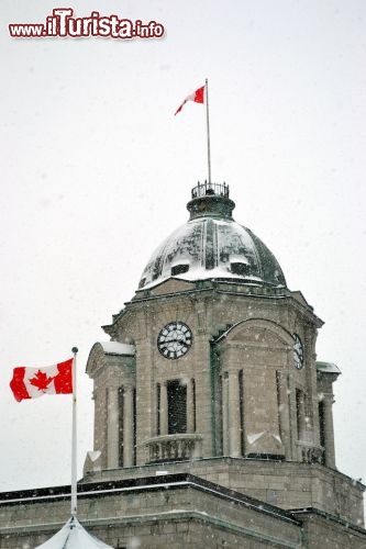 Immagine Bandiera canadese a Quebec City: la capitale del Québec è la sede del governo provinciale ma non è la città più grande del Québec; il primato spetta a Montreal, che è anche la seconda metropoli più grande dell'intero Canada.