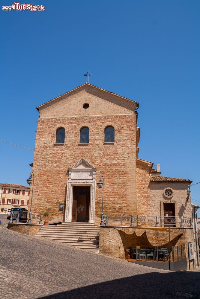 Immagine Edificio religioso nel centro di Offagna, Ancona, Marche.