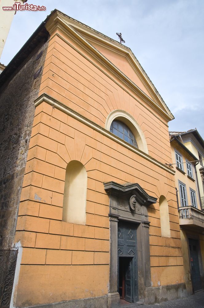 Immagine Edificio sacro nella cittadina di Vetralla, Lazio. Situata su un colle nei pressi dei Monti Cimini, Vetralla domina austera la valle sottostante offrendo uno splendido panorama.