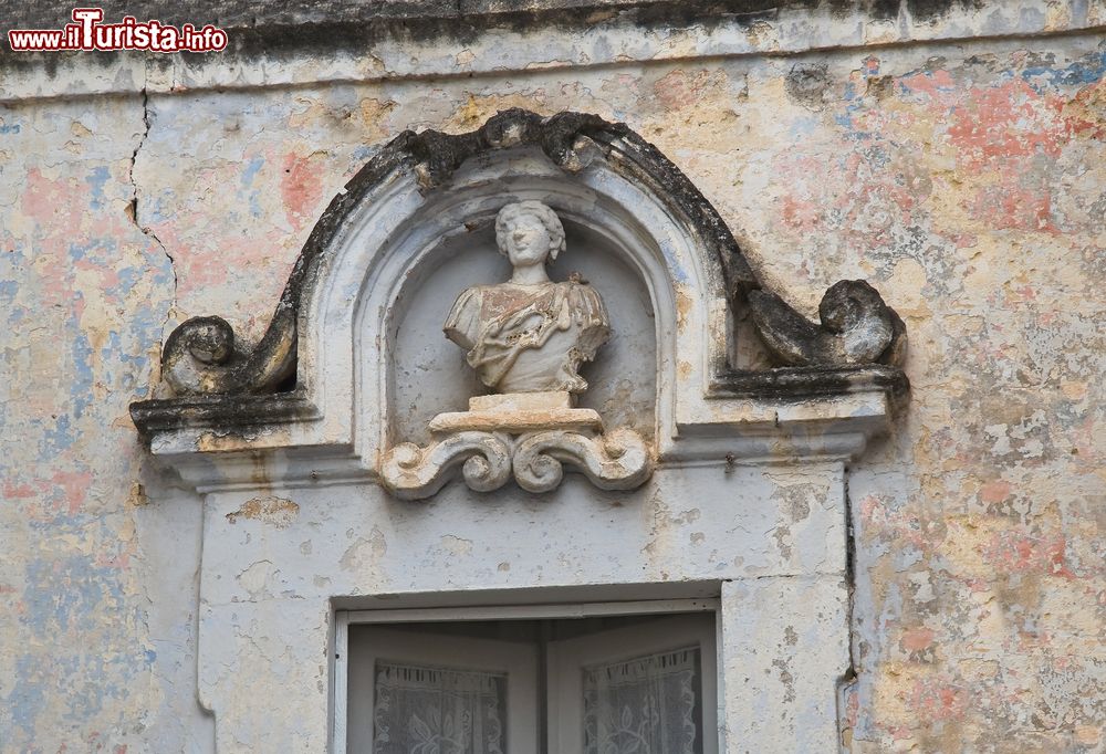 Immagine Il particolare della decorazione di un palazzo storico nel centro di Andria, città di circa 100.000 abitanti della Puglia.