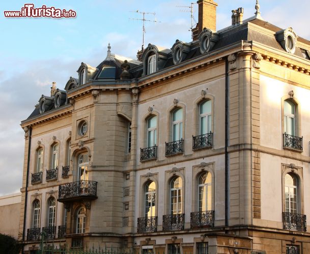 Immagine Un edificio storico di Chalon-sur-Saône, città di 45.000 abitanti del dipartimento Saône-et-Loire, in Borgogna (Francia) - foto © / Shutterstock.com