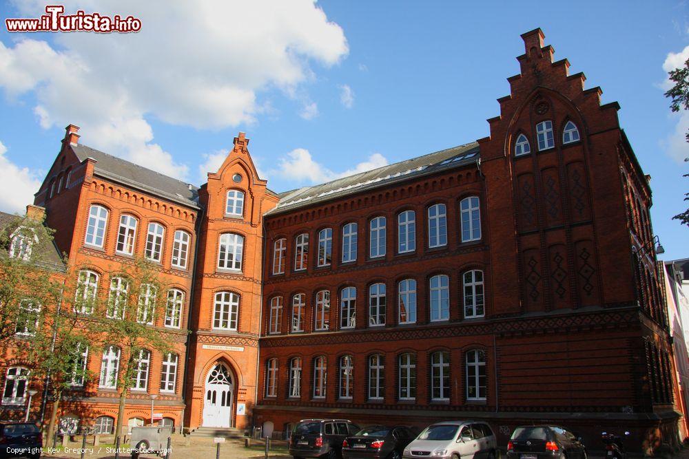 Immagine Un edificio storico di Grosse Strasse, una delle strade principali di Flensburg (Germania) - © Kev Gregory / Shutterstock.com