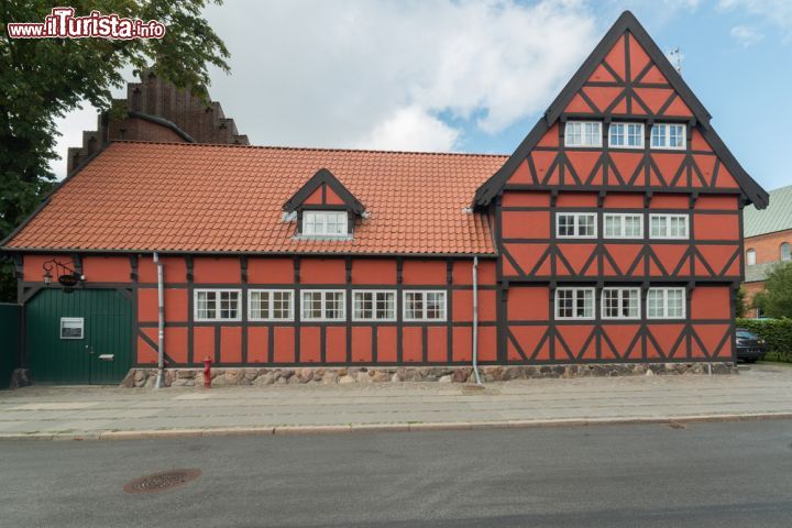 Immagine Uno dei molti edifici storici ancora visibili ad Aalborg (Danimarca) con la tipica struttura in legno - foto © Arth63 / Shutterstock.com